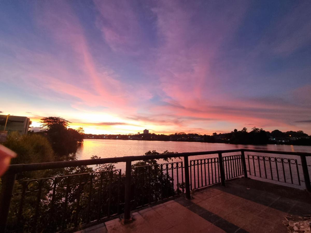 Kenyalang Emerald Riverine Homestay Kuching Bagian luar foto