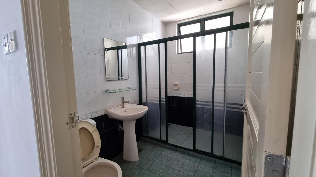 Kenyalang Emerald Riverine Homestay Kuching Bagian luar foto